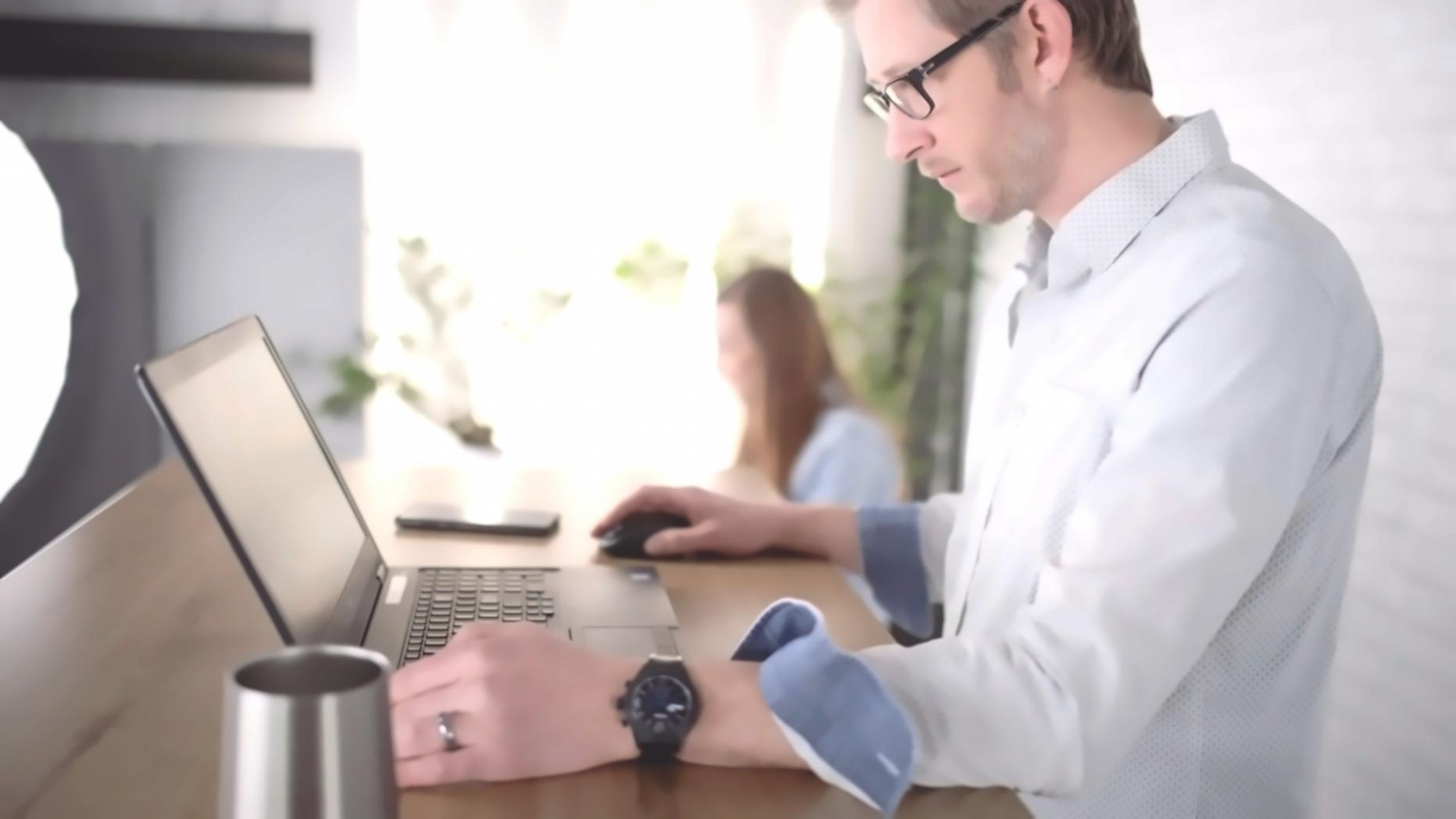 Optimal eingerichteter Arbeitsplatz mit ergonomischem Setup